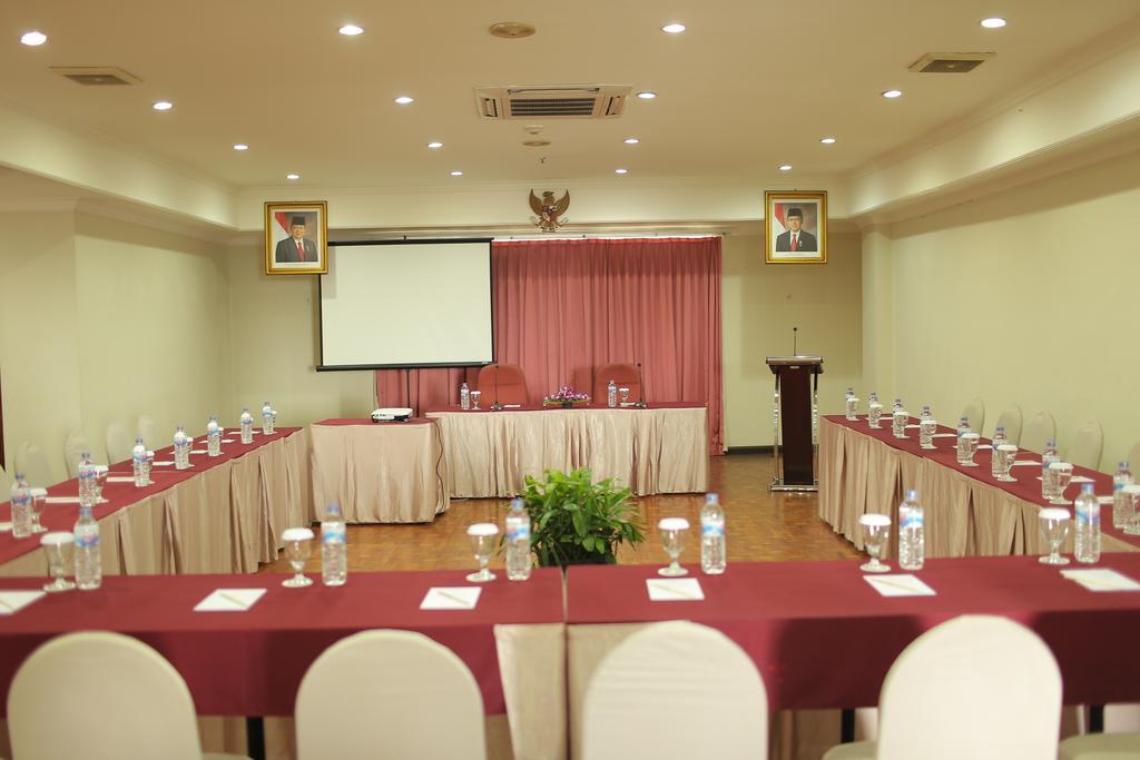 Weta International Hotel Сурабая Экстерьер фото